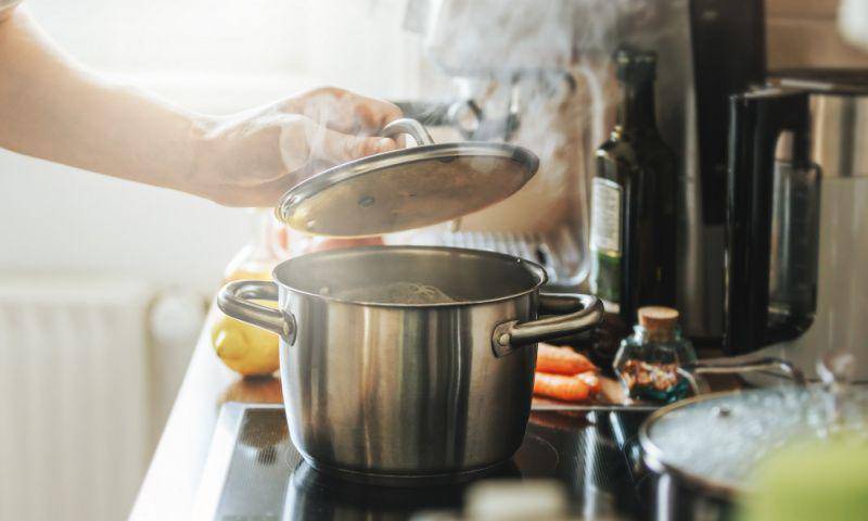 gambar panci berisi bakso (freepik.com/valeria_aksakova)