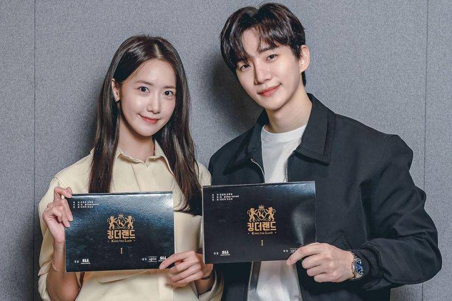 Lim Yoona dan Lee Jun Ho sebagai pemeran utama drama King the Land (dok. jTBC/King the Land)