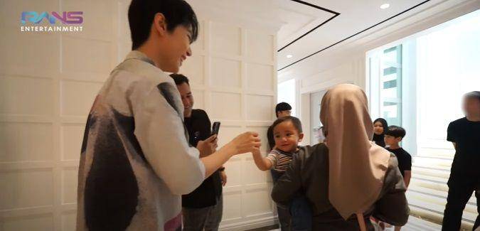 potret Rayyanza dan NCT DoJaeJung (youtube.com/Rans Entertainment)