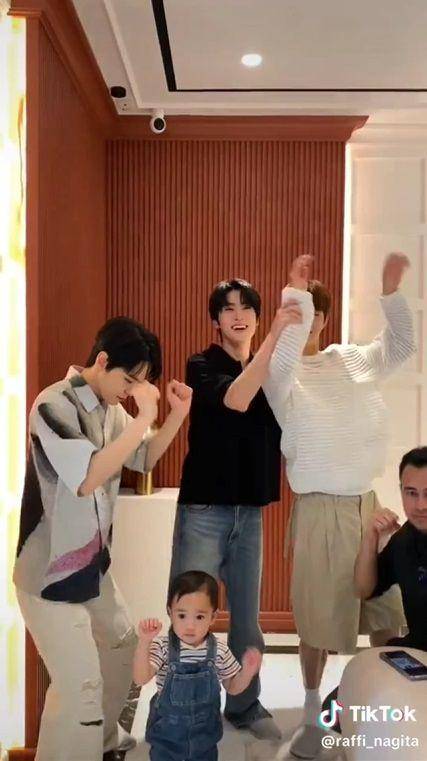potret Rayyanza dan NCT DoJaeJung (instagram.com/familyraffiah17)