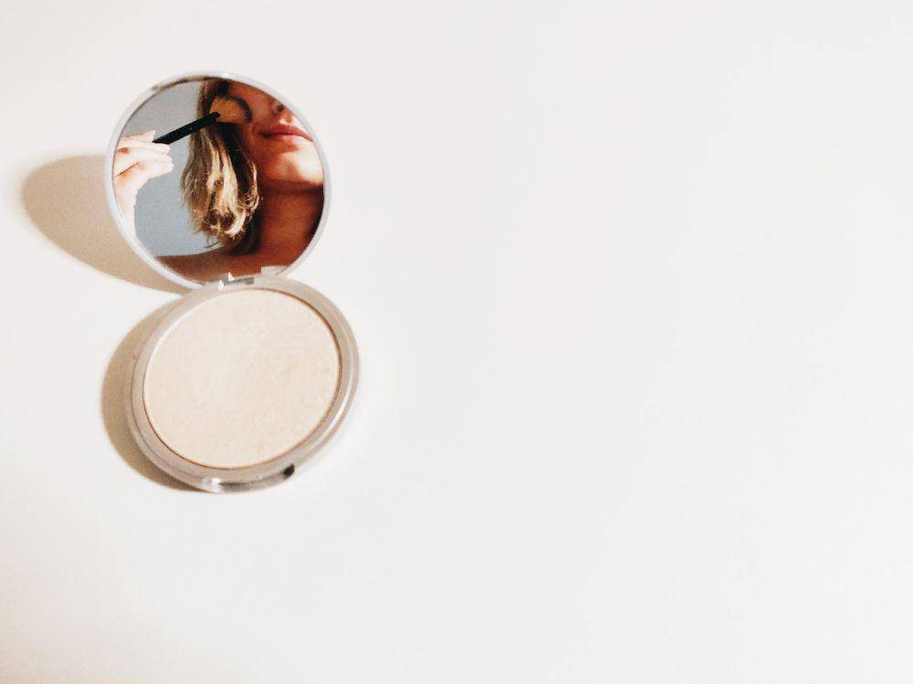 Ilustrasi menggunakan compact powder (pexels.com/Dids)