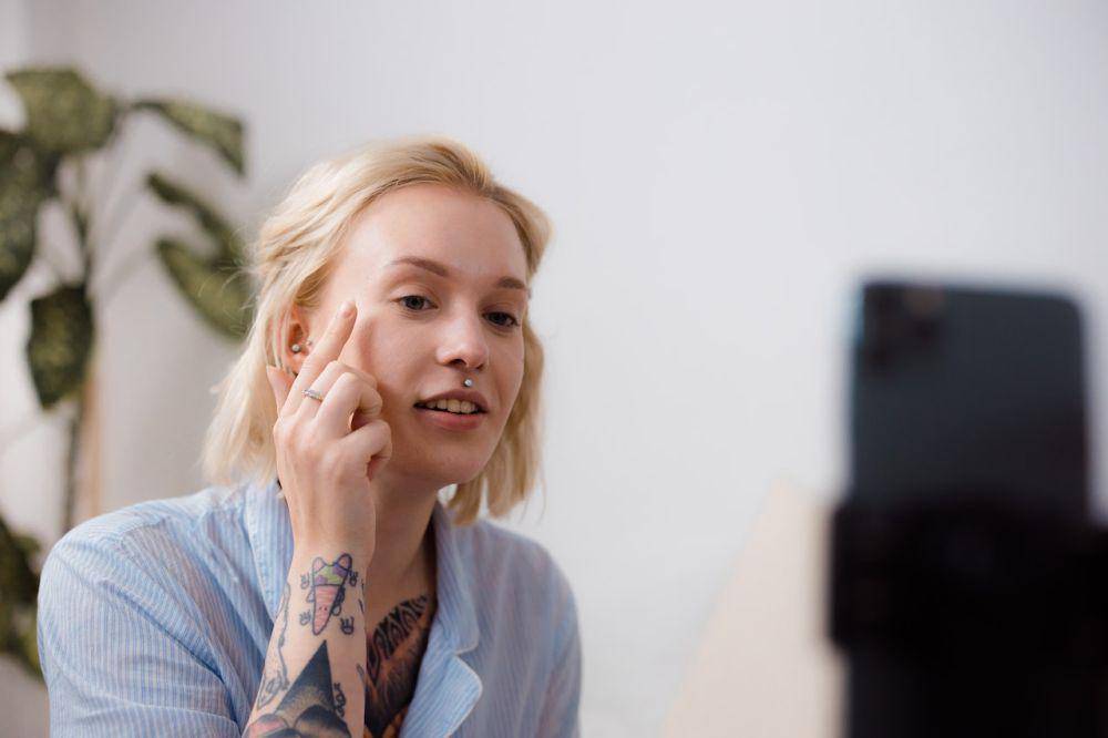 Ilustrasi meratakan cream blush (pexels.com/Ron Lach)