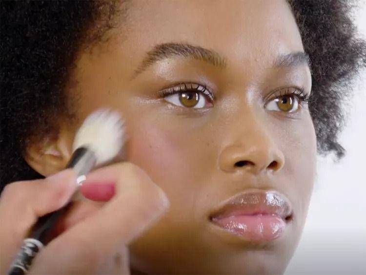 Ilustrasi mengaplikasikan highlighter (byrdie.com)