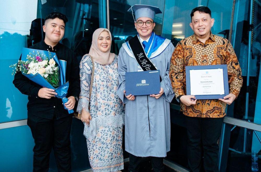 7 Momen Wisuda Umay Shahab, Raih Predikat Cum Laude!