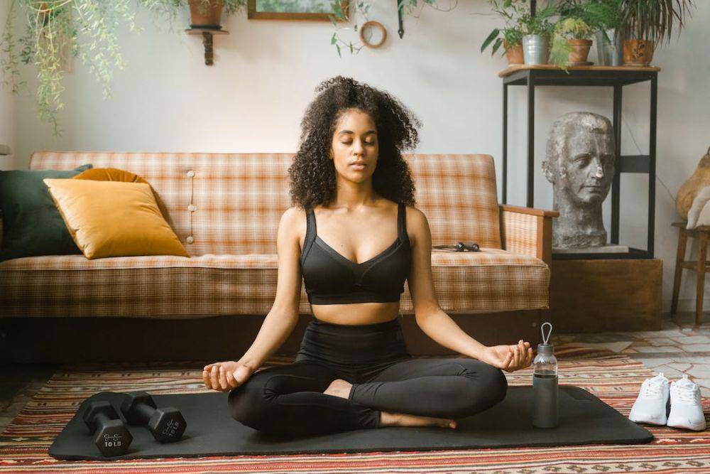 ilustrasi meditasi (pexels.com/MART PRODUCTION)