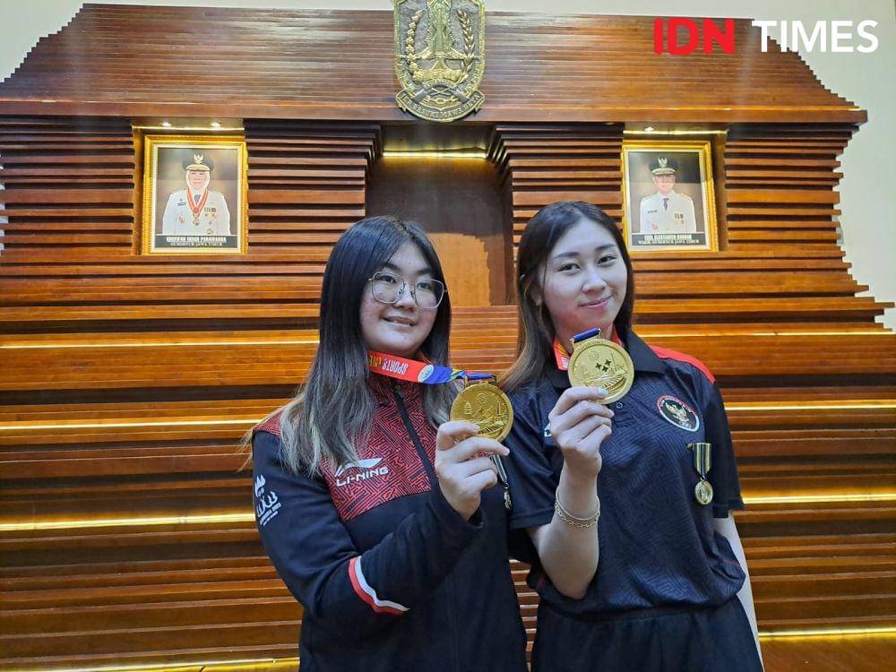 2 atlet Esports Jatim yang juga kakak adik, Michelle dan Cindy dapat medali emas Sea Games Kamboja 2023. IDN Times/Ardiansyah Fajar.