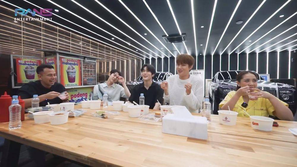 Raffi ajak member NCT makan di garasi (youtube.com/ransentertainment)