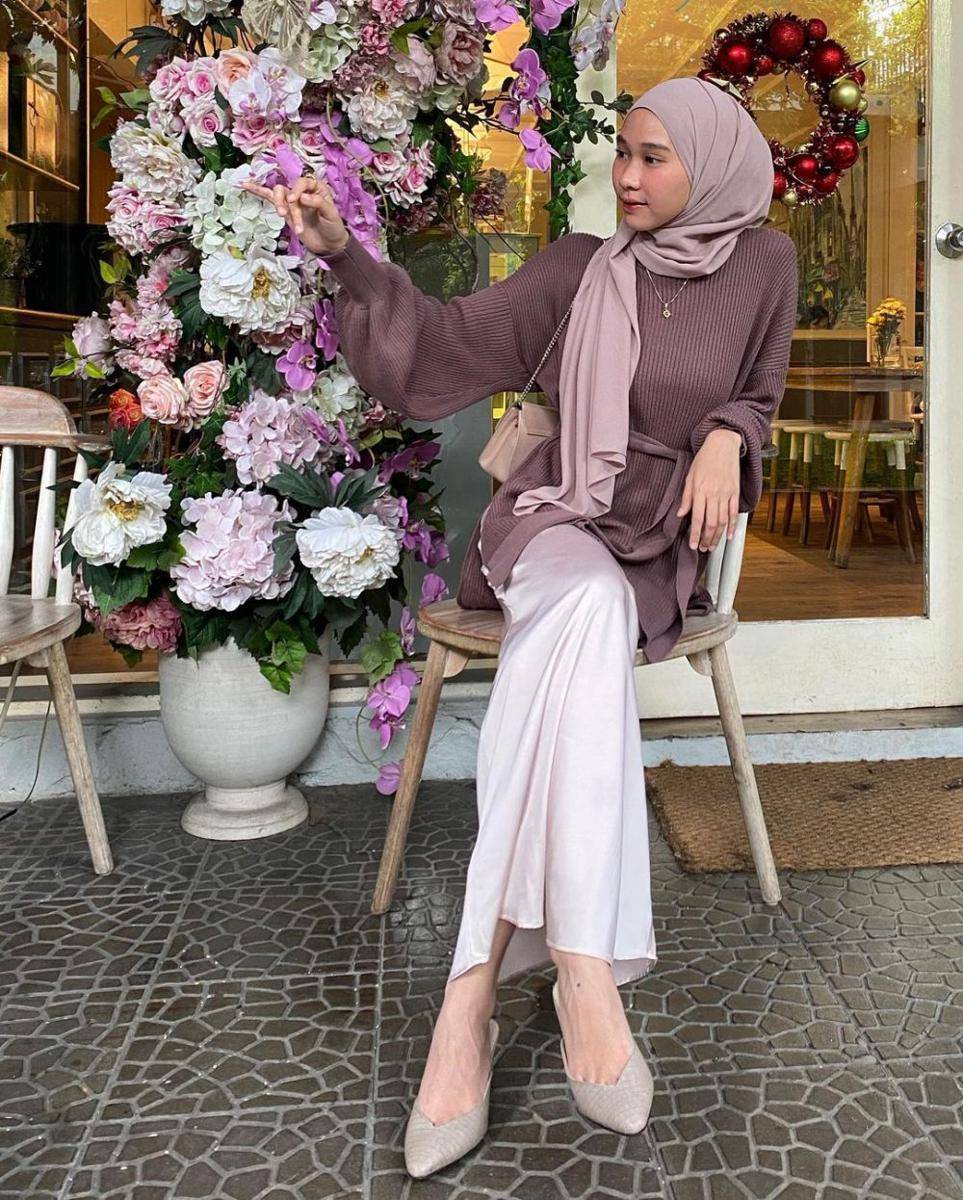 ide styling atasan rajut dan rok ala Astri Ratnasari (instagram.com/nasariastri)
