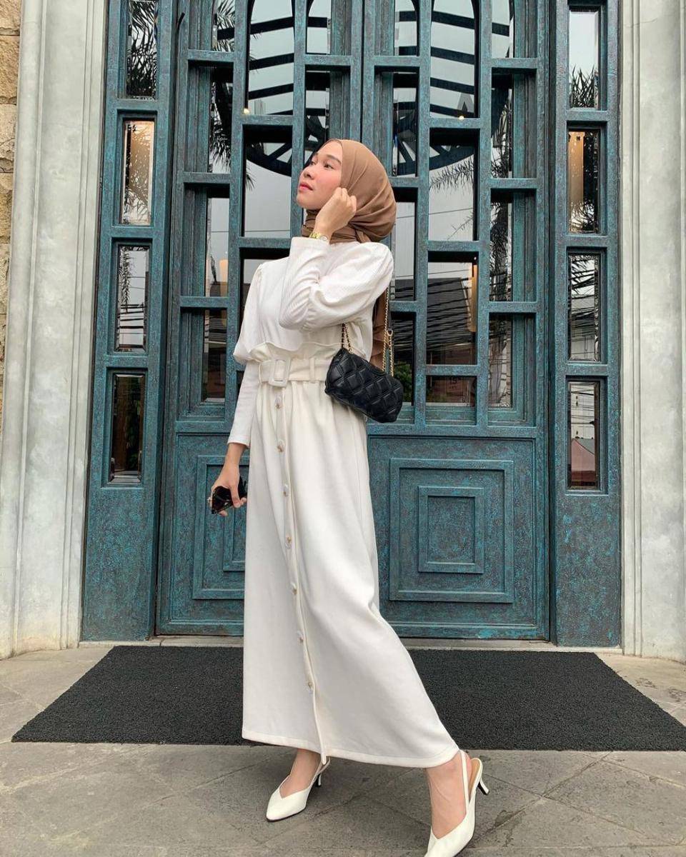 ide styling atasan rajut dan rok ala Astri Ratnasari (instagram.com/nasariastri)