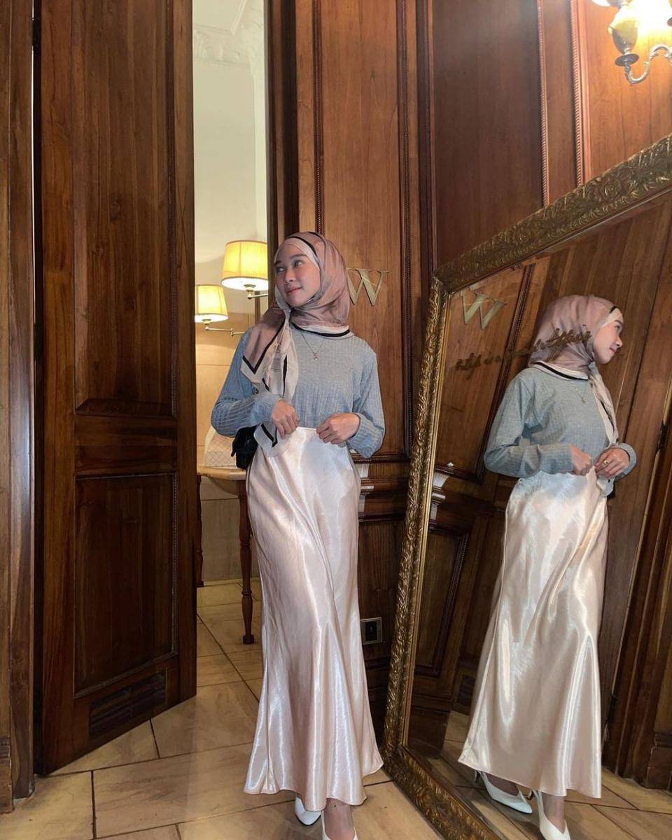 ide styling atasan rajut dan rok ala Astri Ratnasari (instagram.com/nasariastri)