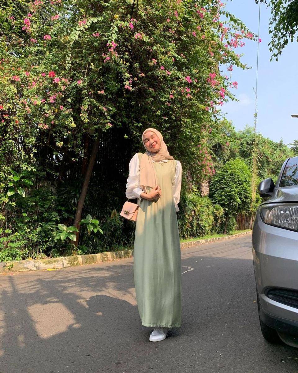 ide outfit dress polos ala Astri Ratnasari (instagram.com/nasariastri)