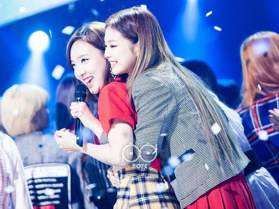 Nayeon TWICE dan Jennie BLACKPINK (sbs.co.kr)