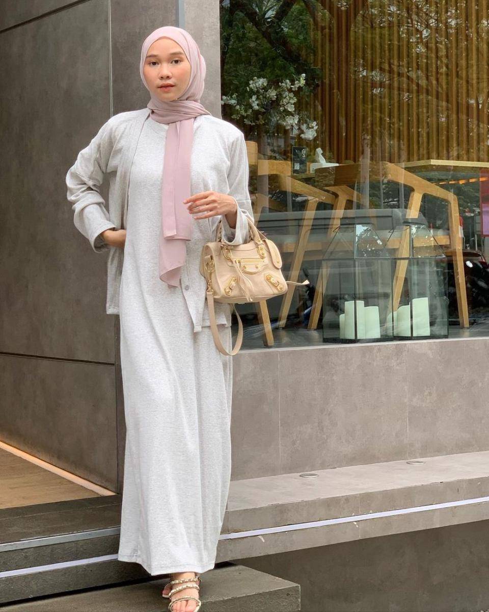 ide outfit dress polos ala Astri Ratnasari (instagram.com/nasariastri)