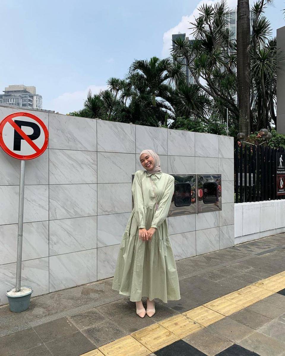 ide outfit dress polos ala Astri Ratnasari (instagram.com/nasariastri)