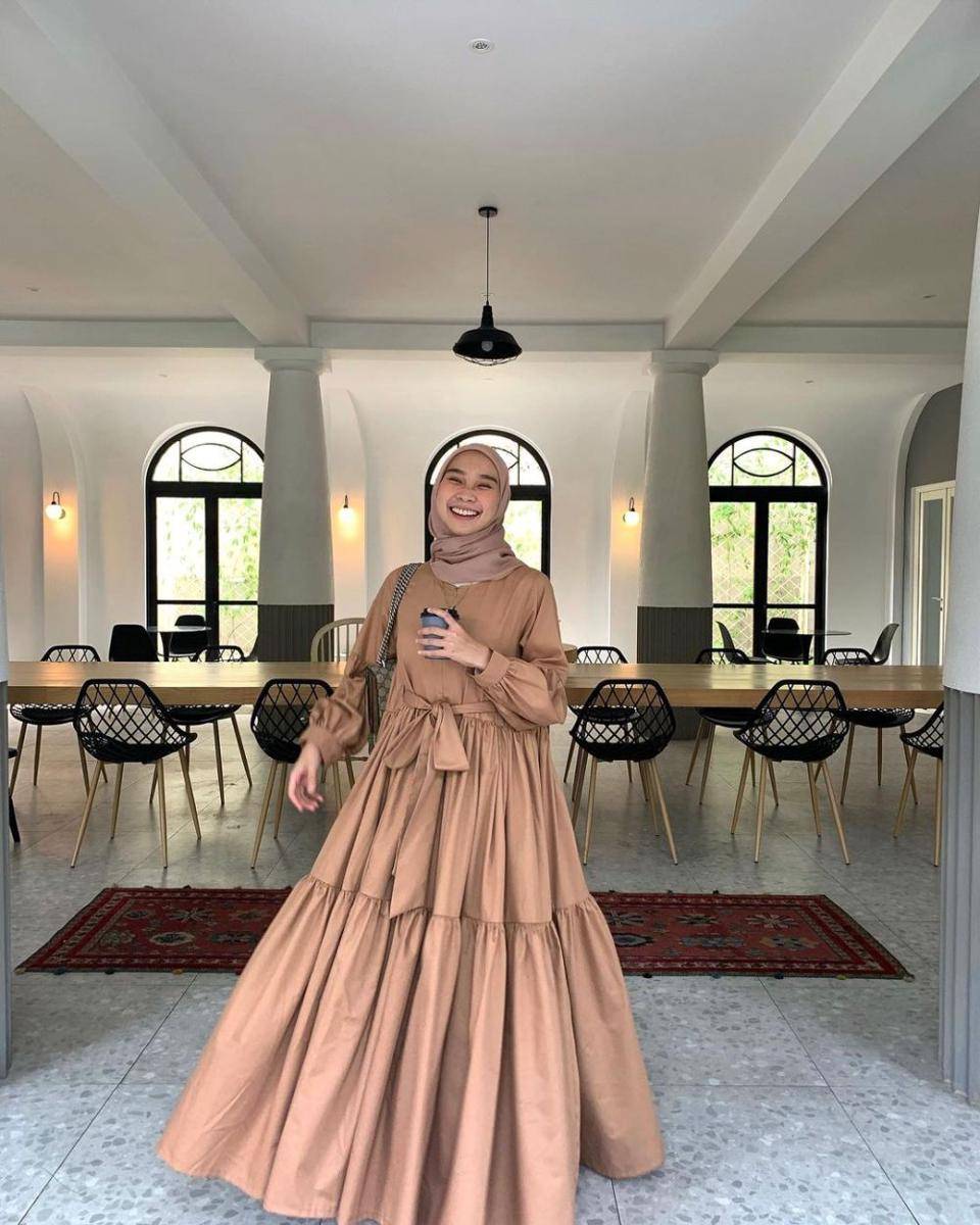 ide outfit dress polos ala Astri Ratnasari (instagram.com/nasariastri)