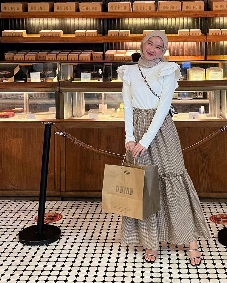 ide styling atasan rajut dan rok ala Astri Ratnasari (instagram.com/nasariastri)
