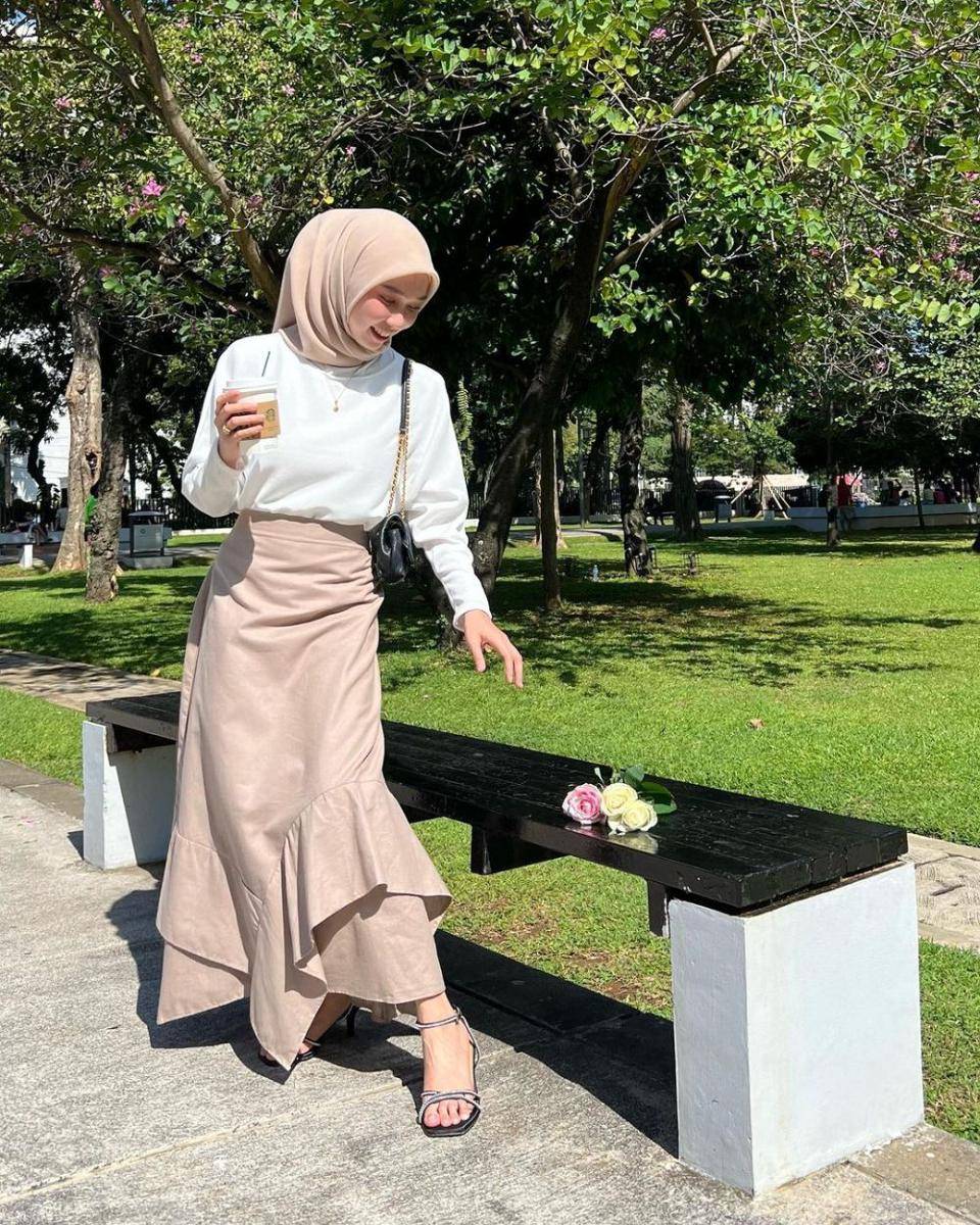 ide styling atasan rajut dan rok ala Astri Ratnasari (instagram.com/nasariastri)