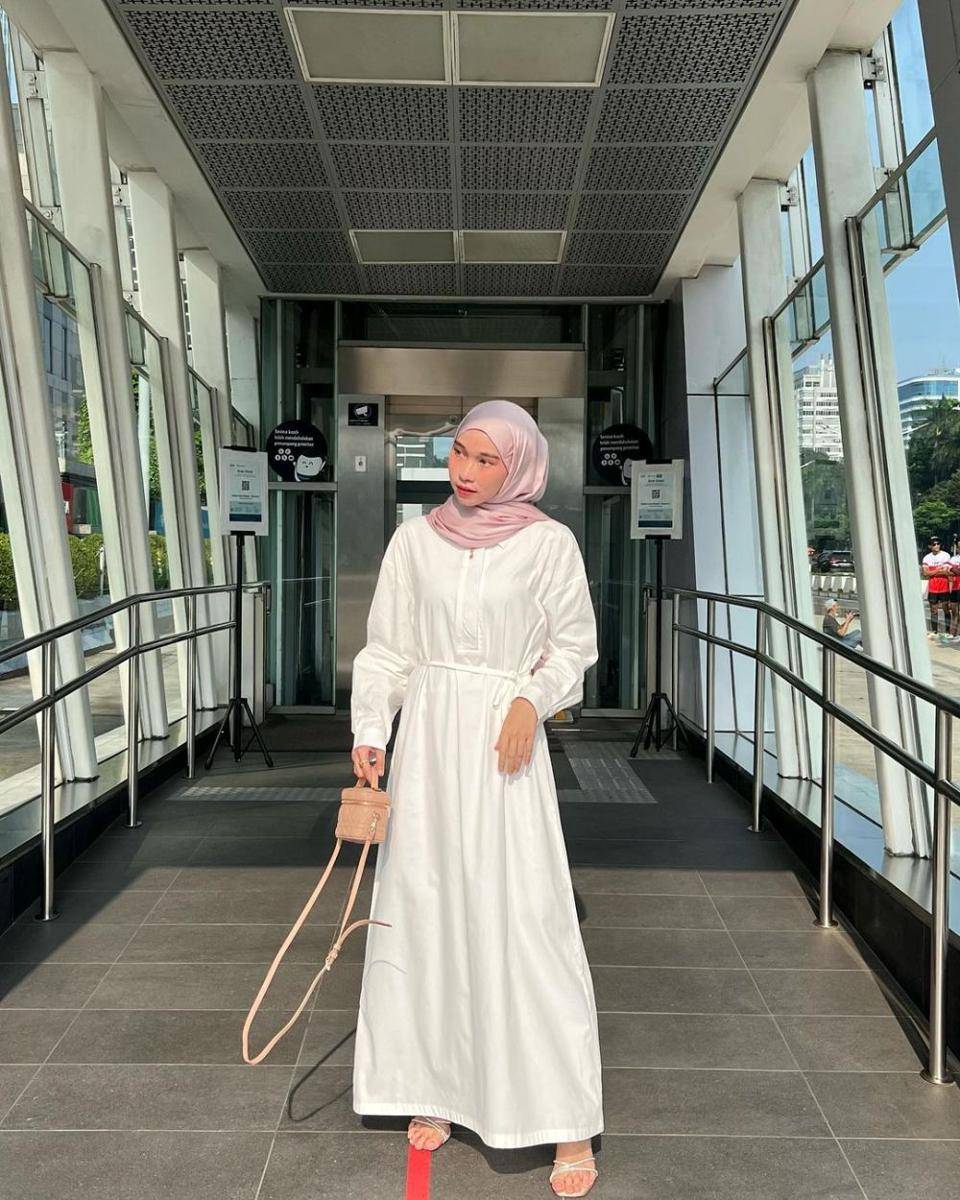 ide outfit dress polos ala Astri Ratnasari (instagram.com/nasariastri)