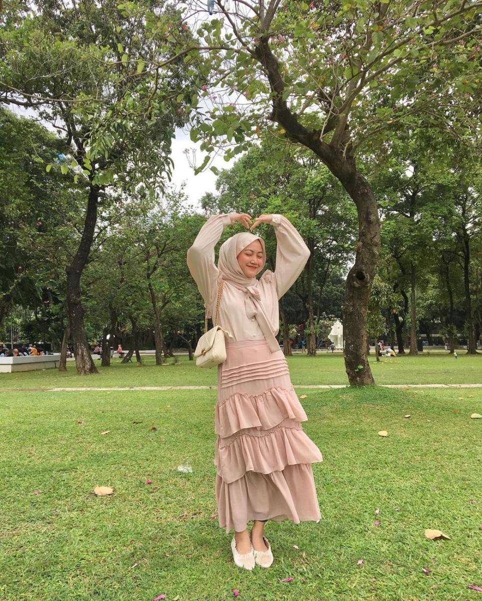 ragam rok kekinian ala Adinda Valda (instagram.com/adindavld)