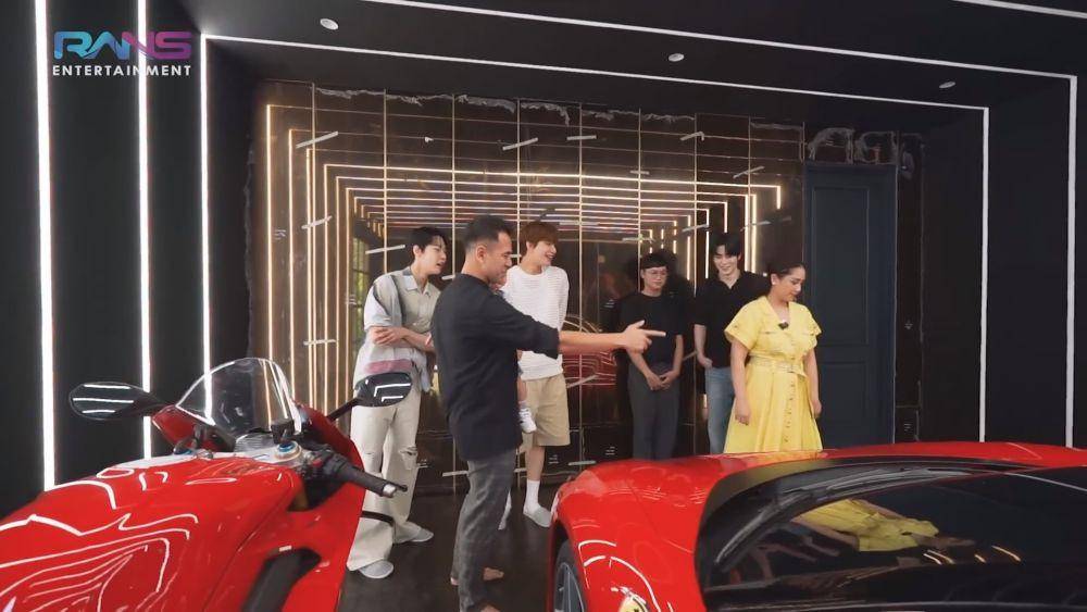 Raffi ajak member NCT makan di garasi (youtube.com/ransentertainment)