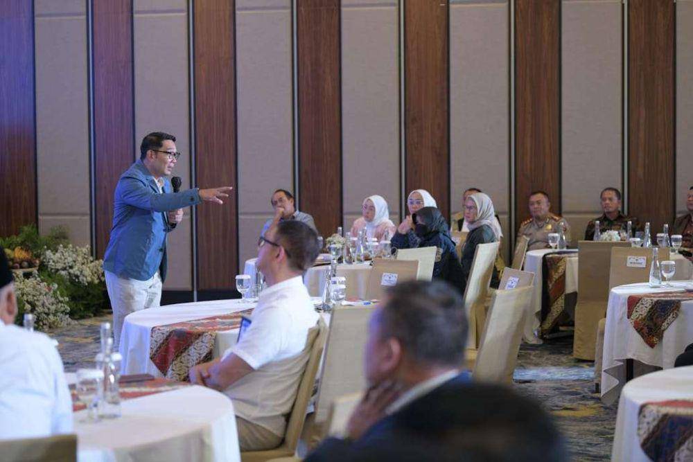 Ridwan Kamil berbicara di depan Bupati/Wali Kota (dok. jabarprov.go.id)