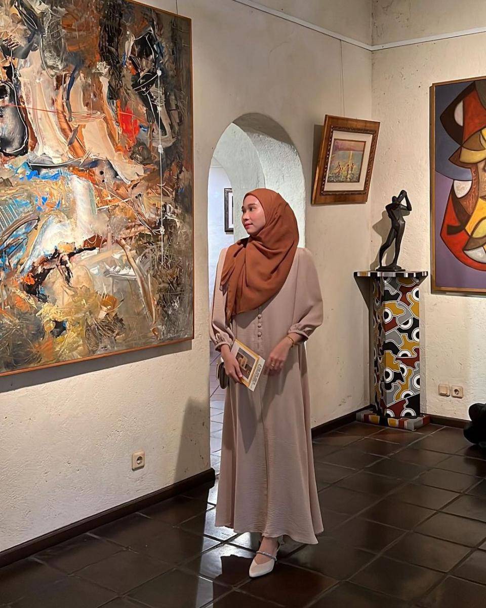 ide outfit dress polos ala Astri Ratnasari (instagram.com/nasariastri)