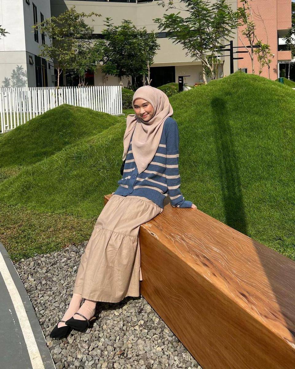 ide styling atasan rajut dan rok ala Astri Ratnasari (instagram.com/nasariastri)
