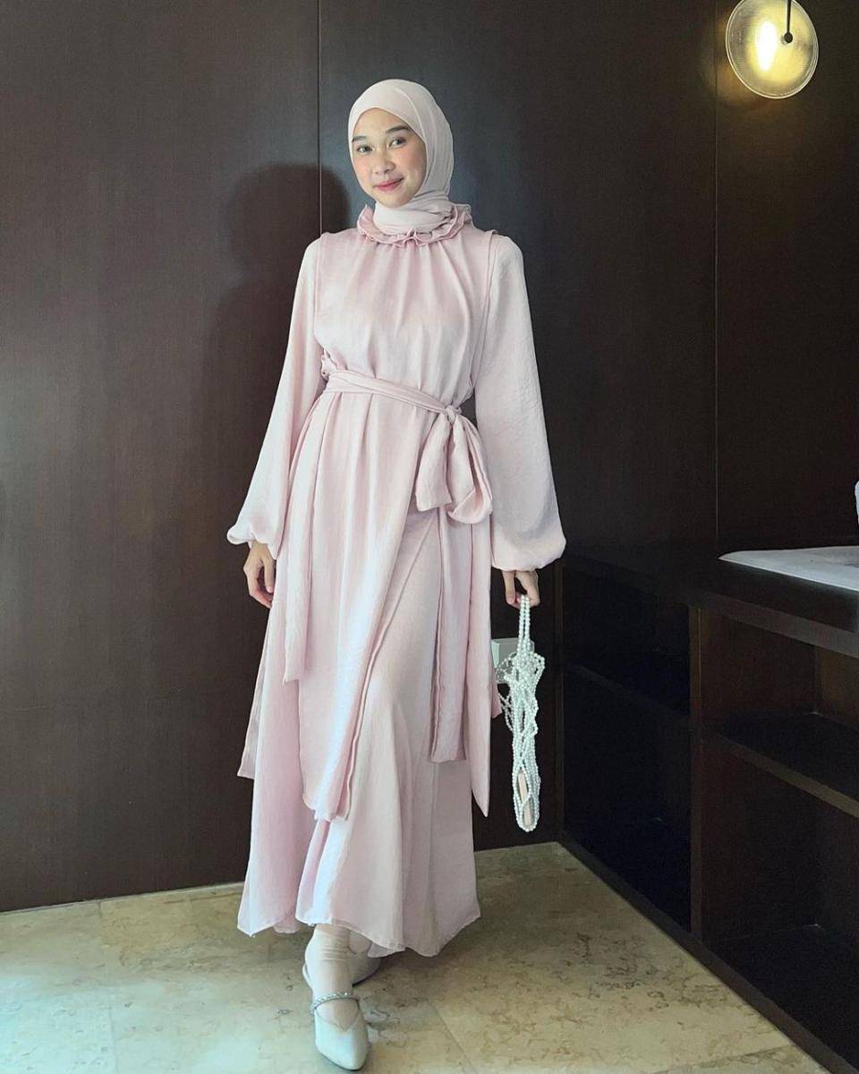 ide outfit dress polos ala Astri Ratnasari (instagram.com/nasariastri)