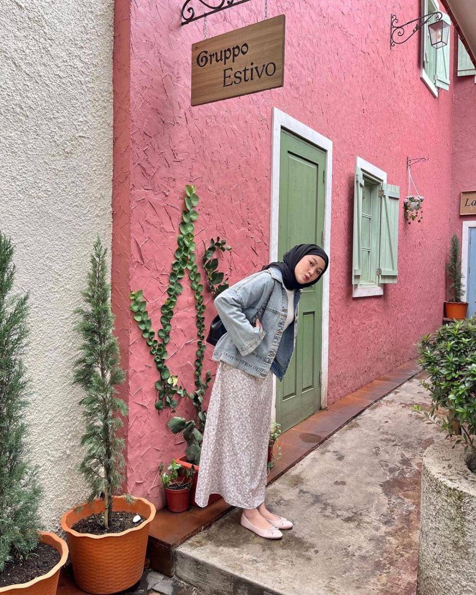 ragam rok kekinian ala Adinda Valda (instagram.com/adindavld)