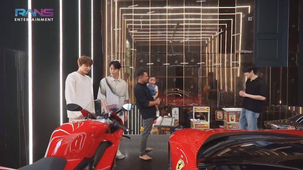 Raffi ajak member NCT makan di garasi (youtube.com/ransentertainment)
