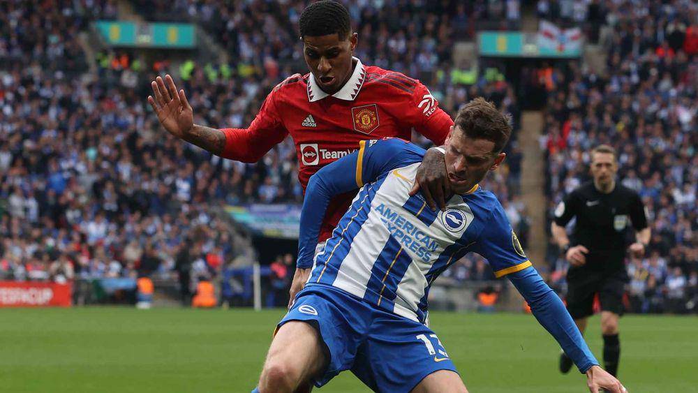Marcus Rashford, penyerang Manchester United, mencoba merebut bola dari pemain Brighton saat berlaga di Piala FA 2022/2023. (manutd.com)