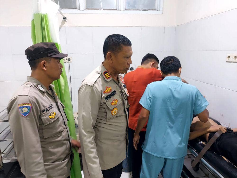 Kepolisian saat evakuasi korban terseret arus (Kasi Humas Polres Lombok Timur)