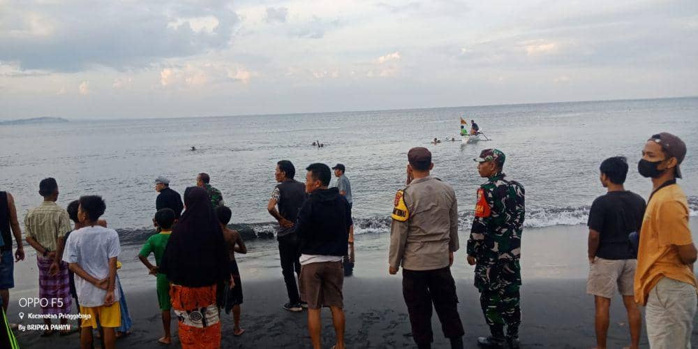 Enam Pengunjung Pantai Menangis Lotim Terseret Ombak, Satu Meninggal