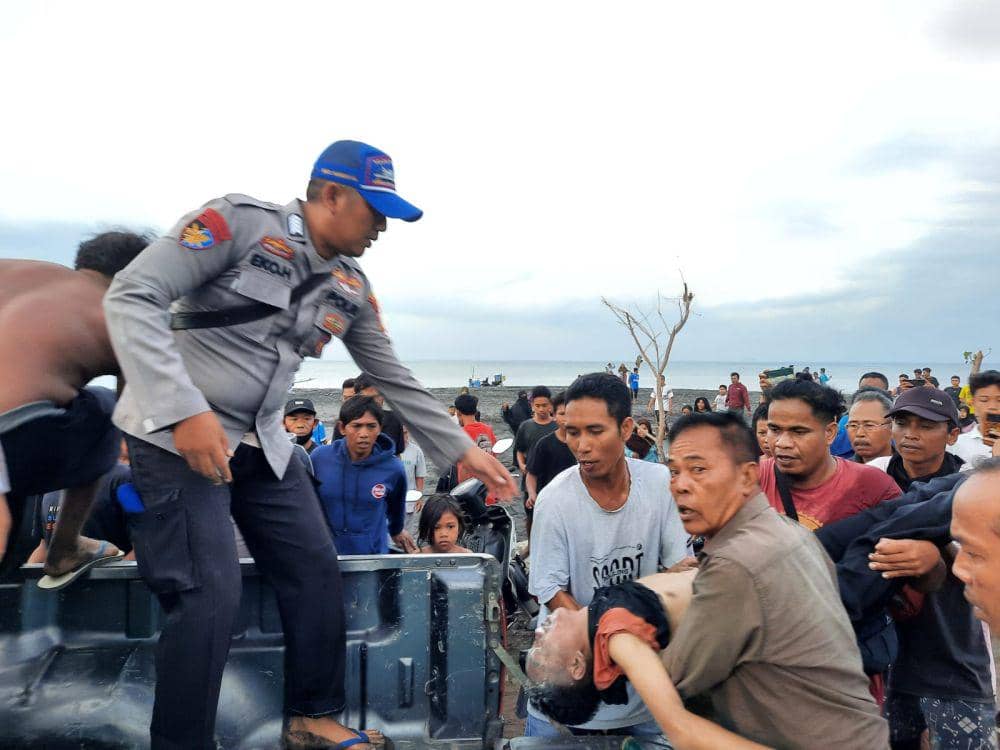 Evakuasi korban hanyut (Kasi Humas Polres Lombok Timur)