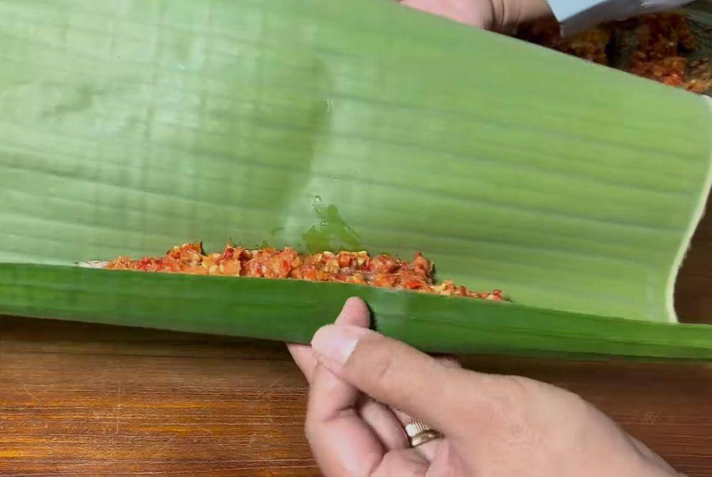 ilustrasi membuat pepes tongkol bumbu merah (youtube.com/Ceceromed Kitchen)