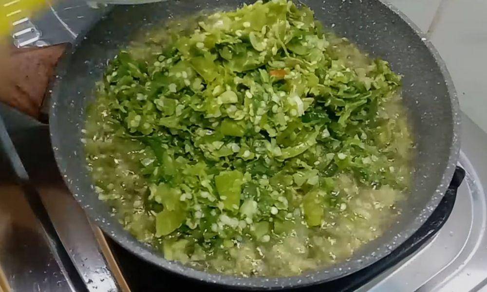 ilustrasi membuat sambal teri cabe ijo (youtube.com/resep simbok)