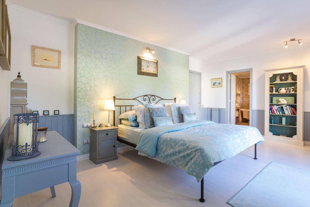 Kamar tidur bergaya shabby chic  (unsplash.com/Isaac Quesada)