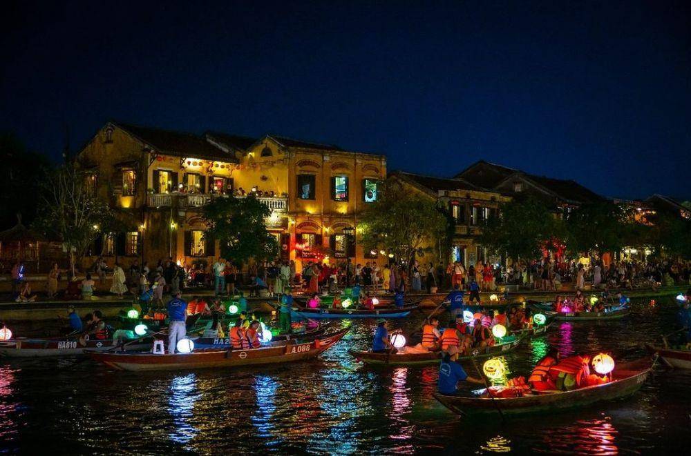 Full Moon Lantern Festival, Vietnam (instagram.com/kirstymdolpin)