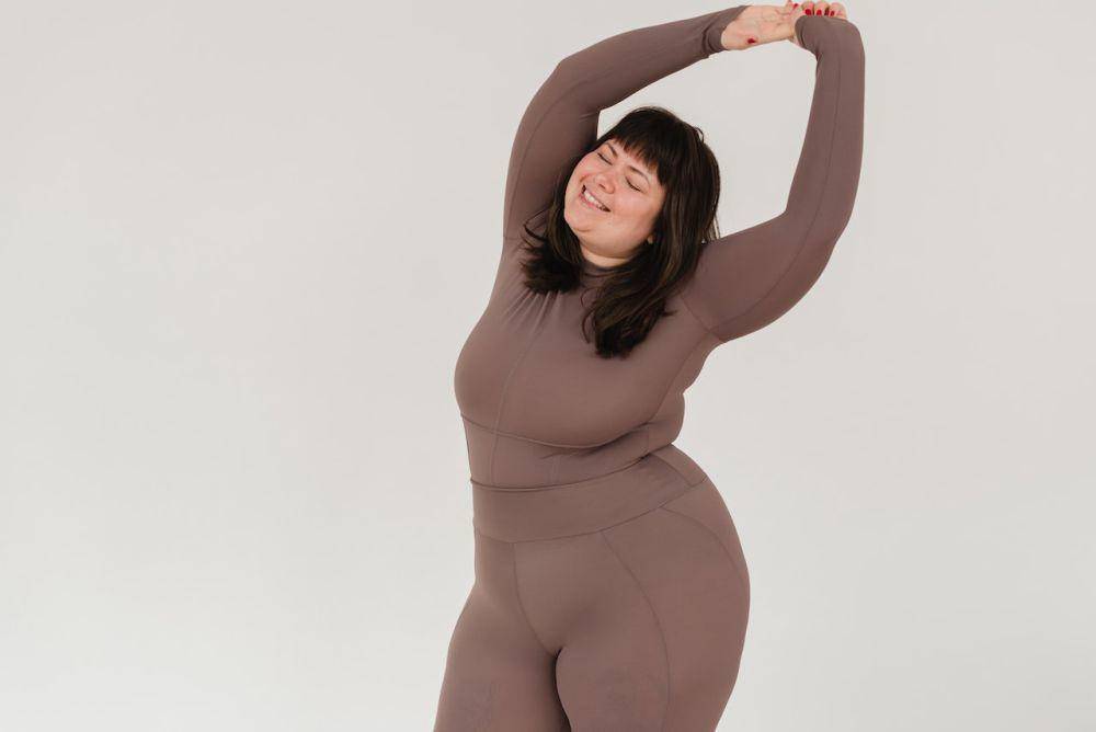 ilustrasi standing waist twist (pexels.com/SHVETS production)