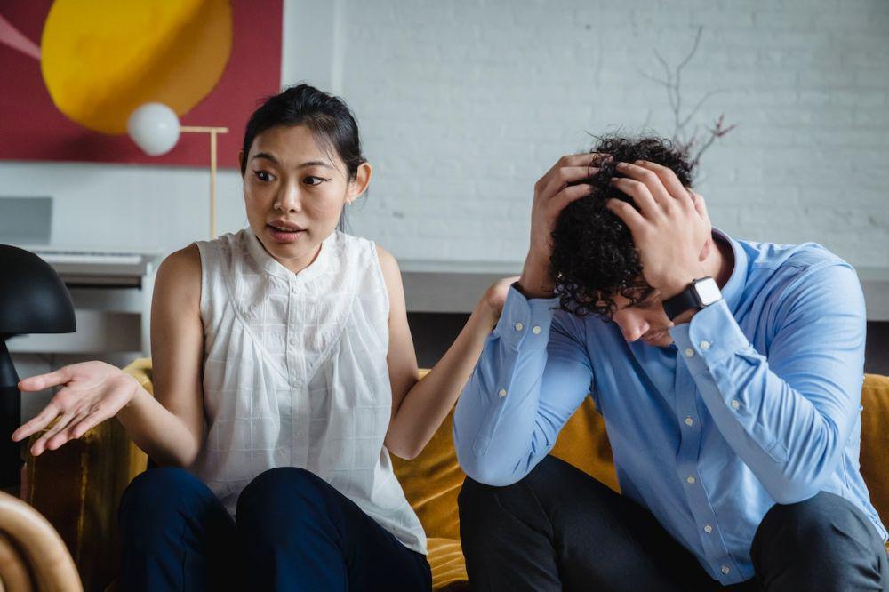 7 Tanda Kamu Jadi Korban Love Bombing, Segera Sadari!