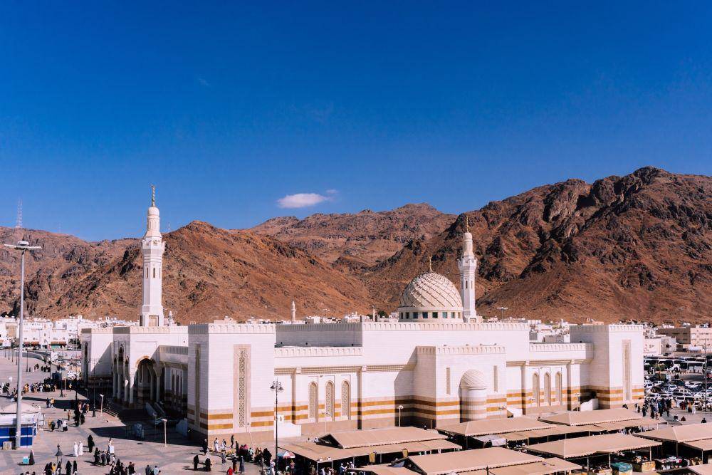 Masjid Sayed Al-Shuhada di Pegunungan Uhud, Madinah, Saudi Arabia. (unsplash.com/Sulthan Auliya)