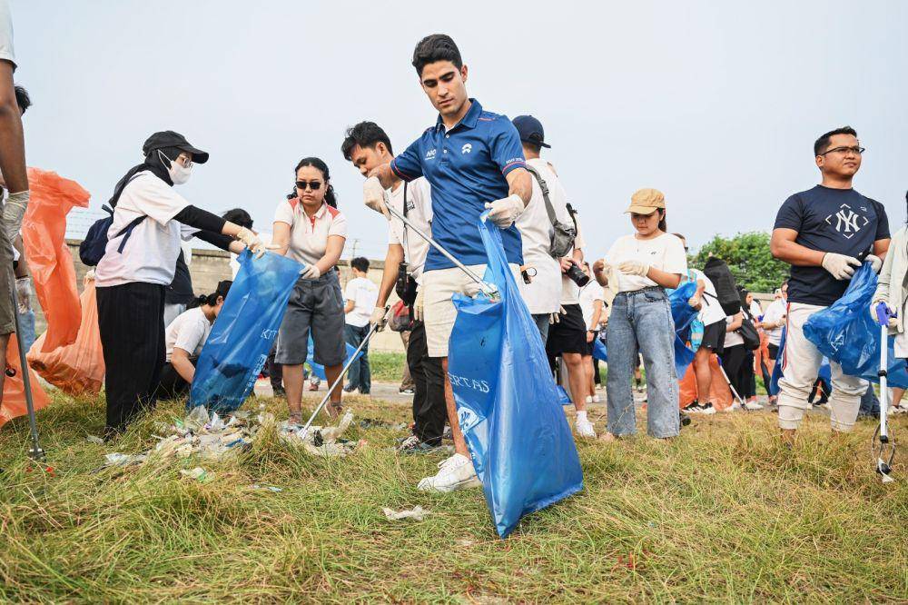 Pembalap Formula E bersihkan pantai Ancol. (Dok. Formula E)