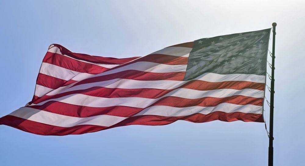 Bendera Amerika Serikat. https://pixabay.com/id/users/ray_shrewsberry)