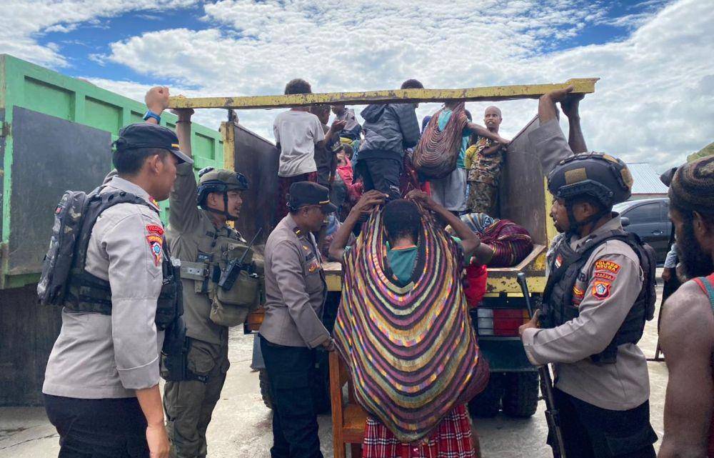 Dibantu aparat dan Pemerintah Daerah, masyarakat mulai kembali ke Kampung Nogolait. (IDN Times/Istimewa)
