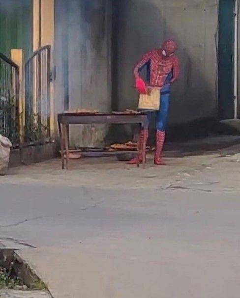 penjual pakai kostum Spider-Man (twitter.com/nocontextwarung)