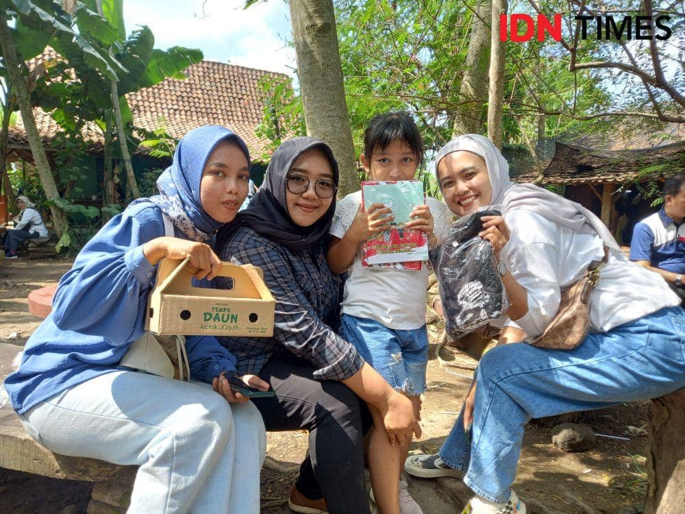 Pengunjung yang mendapat buku dan kaos dari Jokowi di Kopi Klotok di Jalan Kaliurang Nomor Km.16, Area Sawah, Pakembinangun, Pakem, Sabtu (3/6/2023). (IDN Times/Herlambang Jati Kusumo)