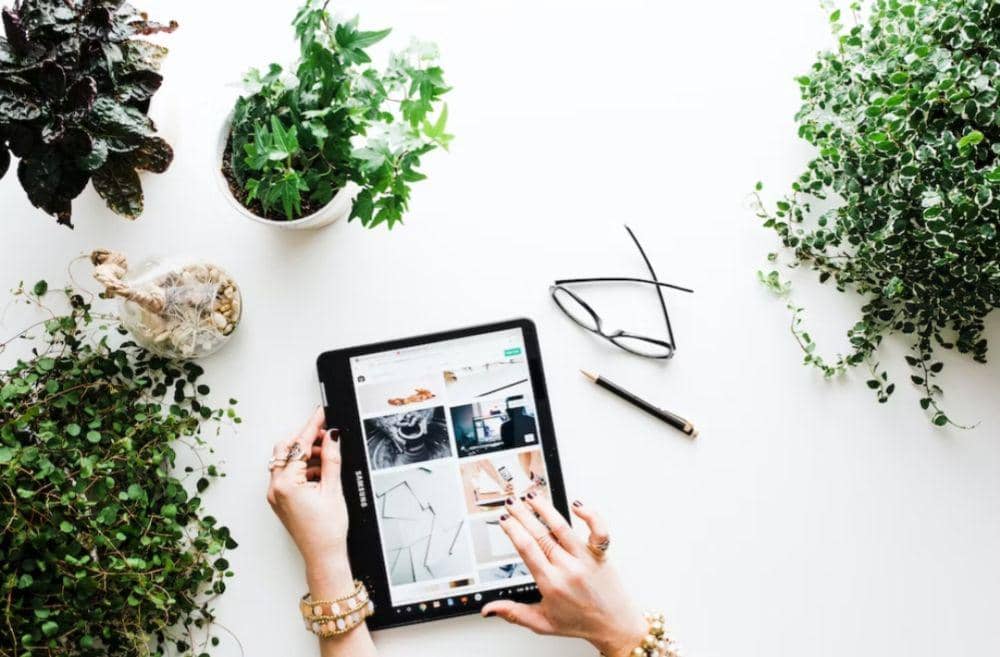 Ilustrasi online shop(unsplash.com/@brookelark)