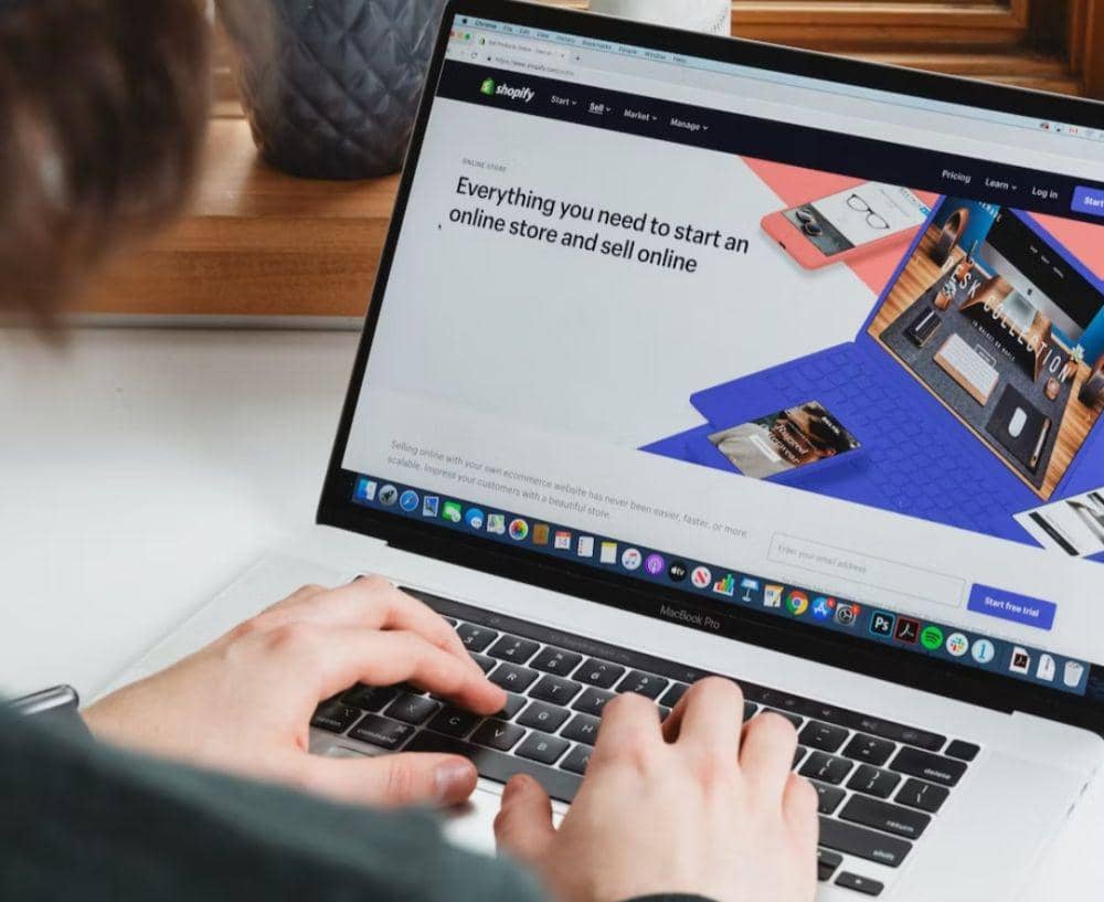 Ilustrasi online store(unsplash.com/@robertocortese)