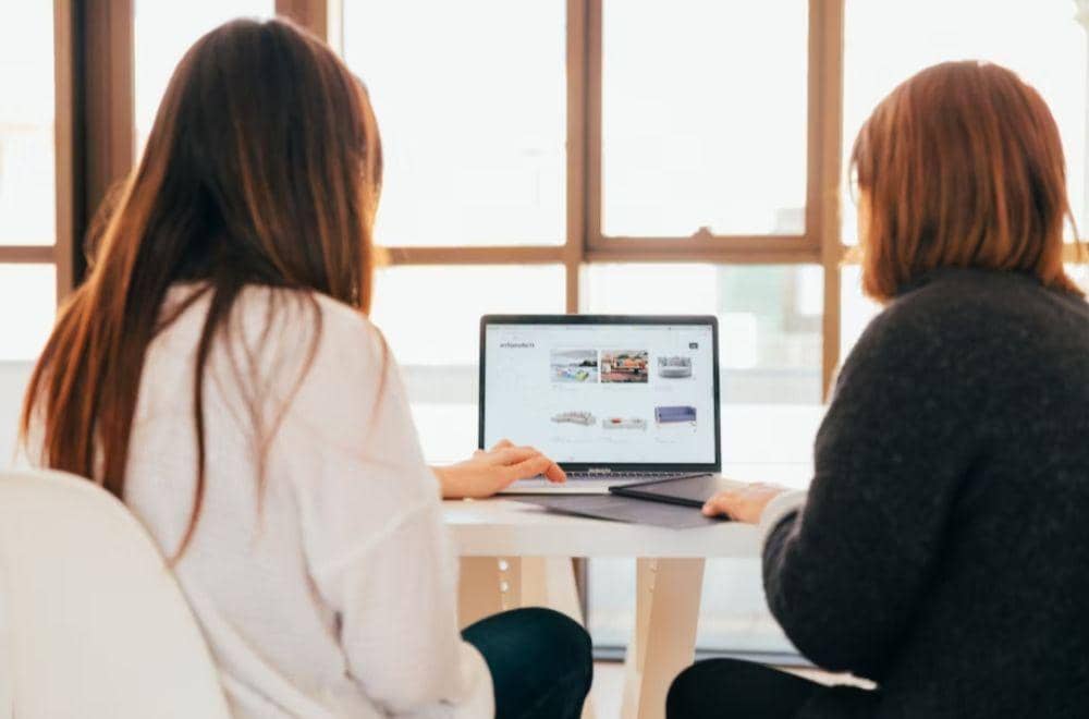 Ilustrasi wanita melihat laptop(unsplash.com/@kobuagency)