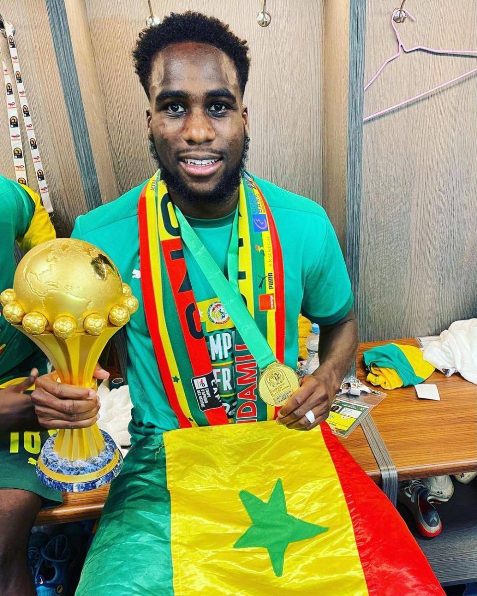 Boulaye Dia dengan trofi Piala Afrika. (instagram.com/boulaye_dia)